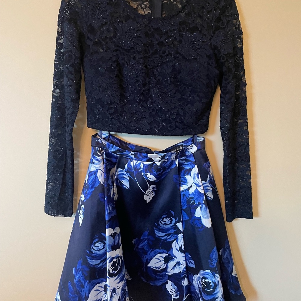 Size 7 party dress with a blue floral skirt that is lined